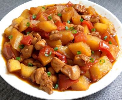 今天介绍的这道菜就是土豆焖鸡腿,一起来看看吧!