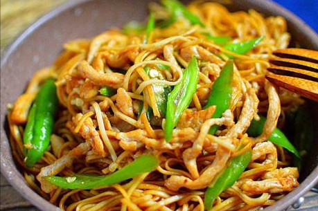 鸡蛋青椒炒面居家快手菜饭菜一锅做好营养健康省时间