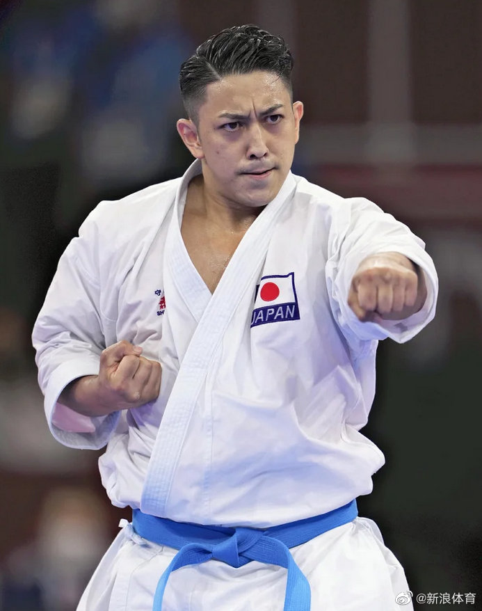 空手道冠军担任日本闭幕式旗手