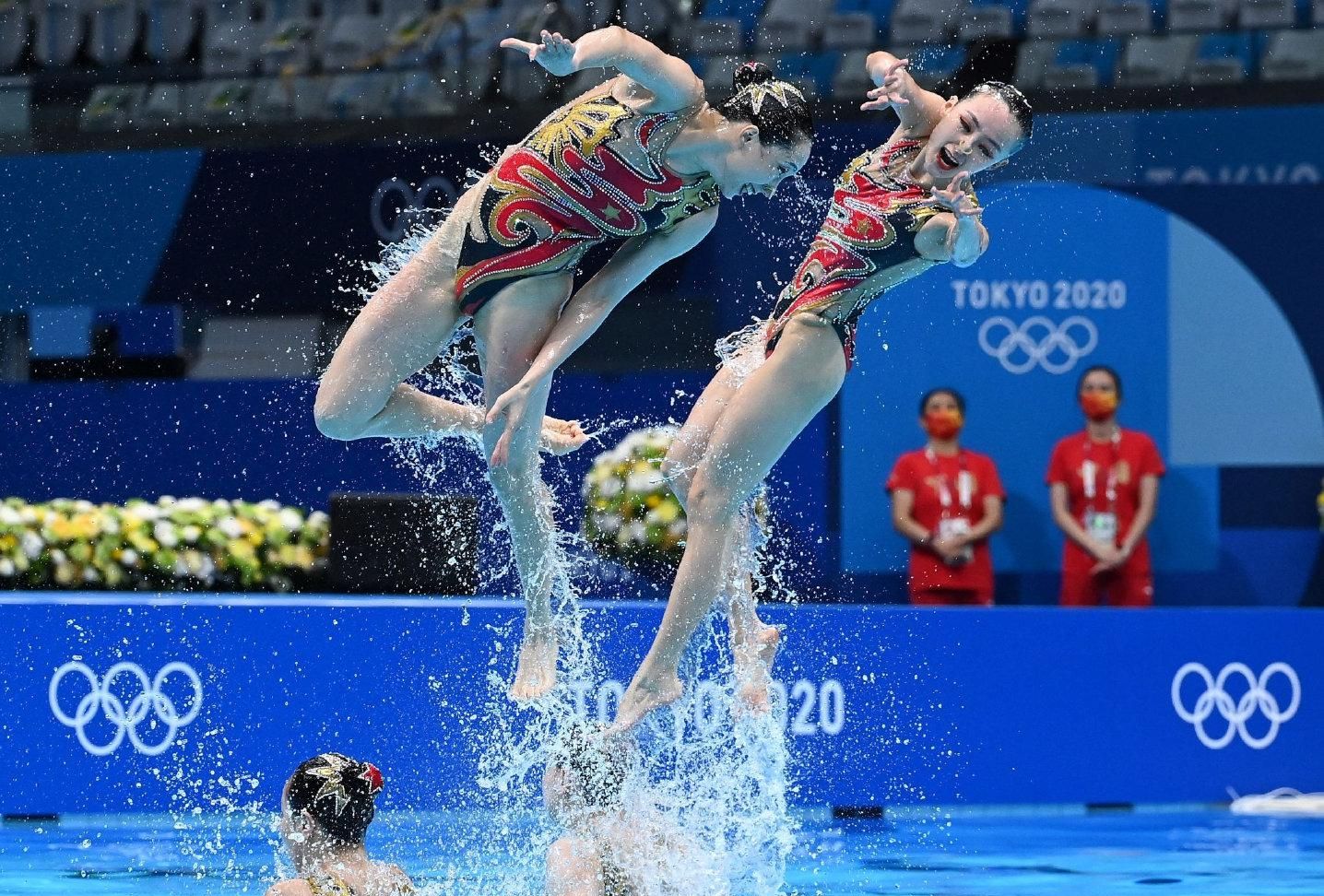 在花样游泳团体自由自选决赛中,中国姑娘们拿下97