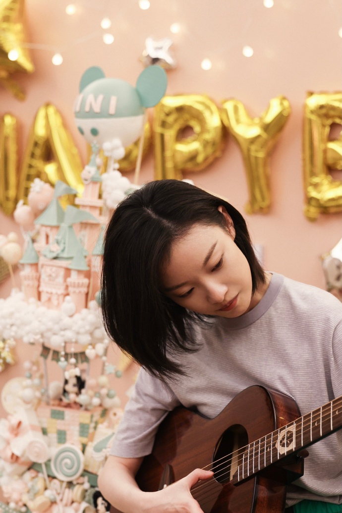 倪妮庆祝33岁生日办派对 托腮比心童趣十足