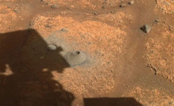 “毅力”号在首次尝试采集火星岩石样本前钻好的洞。（美国国家航空航天局网站）