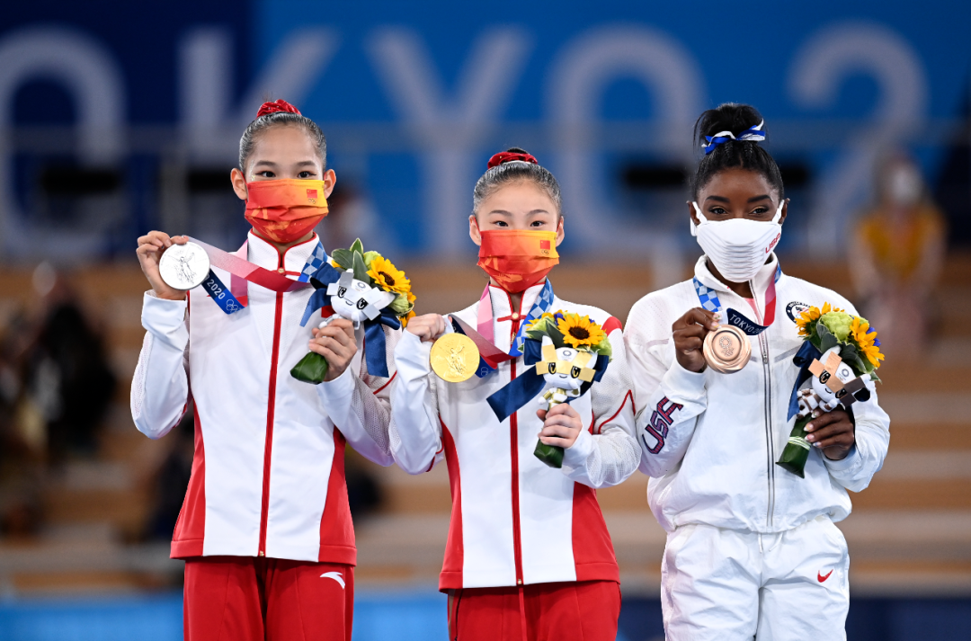 8月3日，女子平衡木冠军中国选手管晨辰（中）、亚军中国选手唐茜靖（左）与季军美国选手拜尔斯在颁奖仪式上。新华社记者 程敏 摄