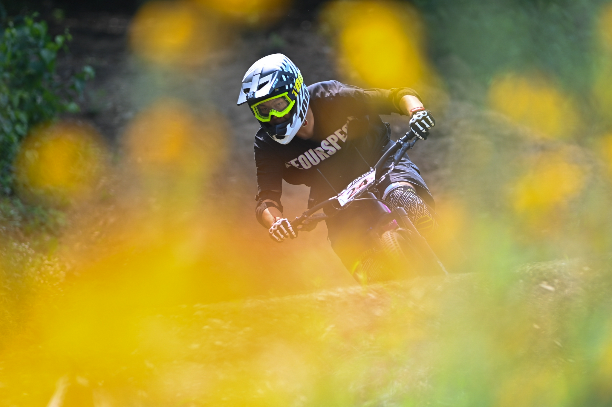 8月8日,一名自行车爱好者在骑行.新华社记者 颜麟蕴 摄