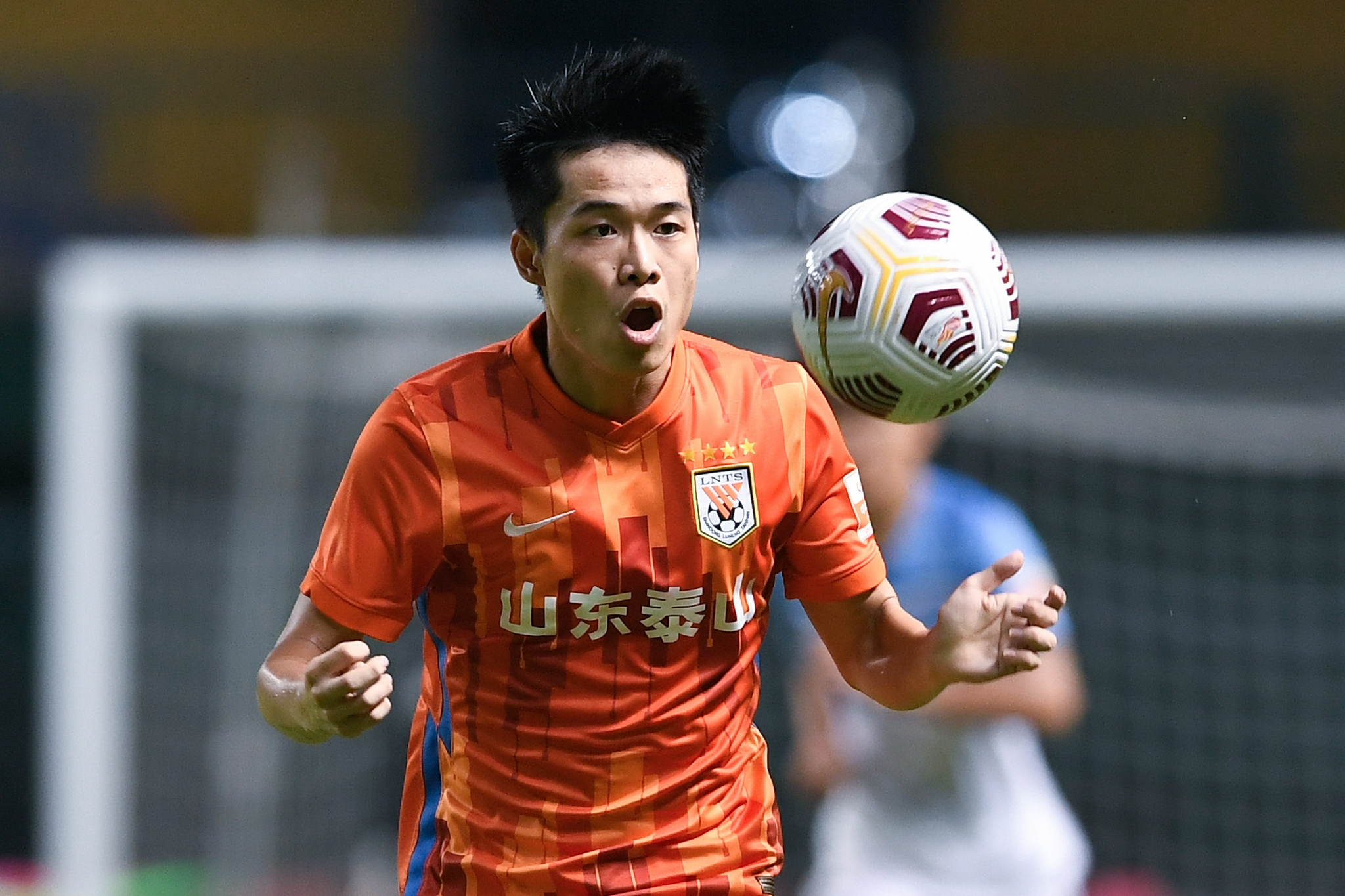 新华社发8月8日,山东泰山队球员郭田雨(右)与广州城队球员韩鹏飞在