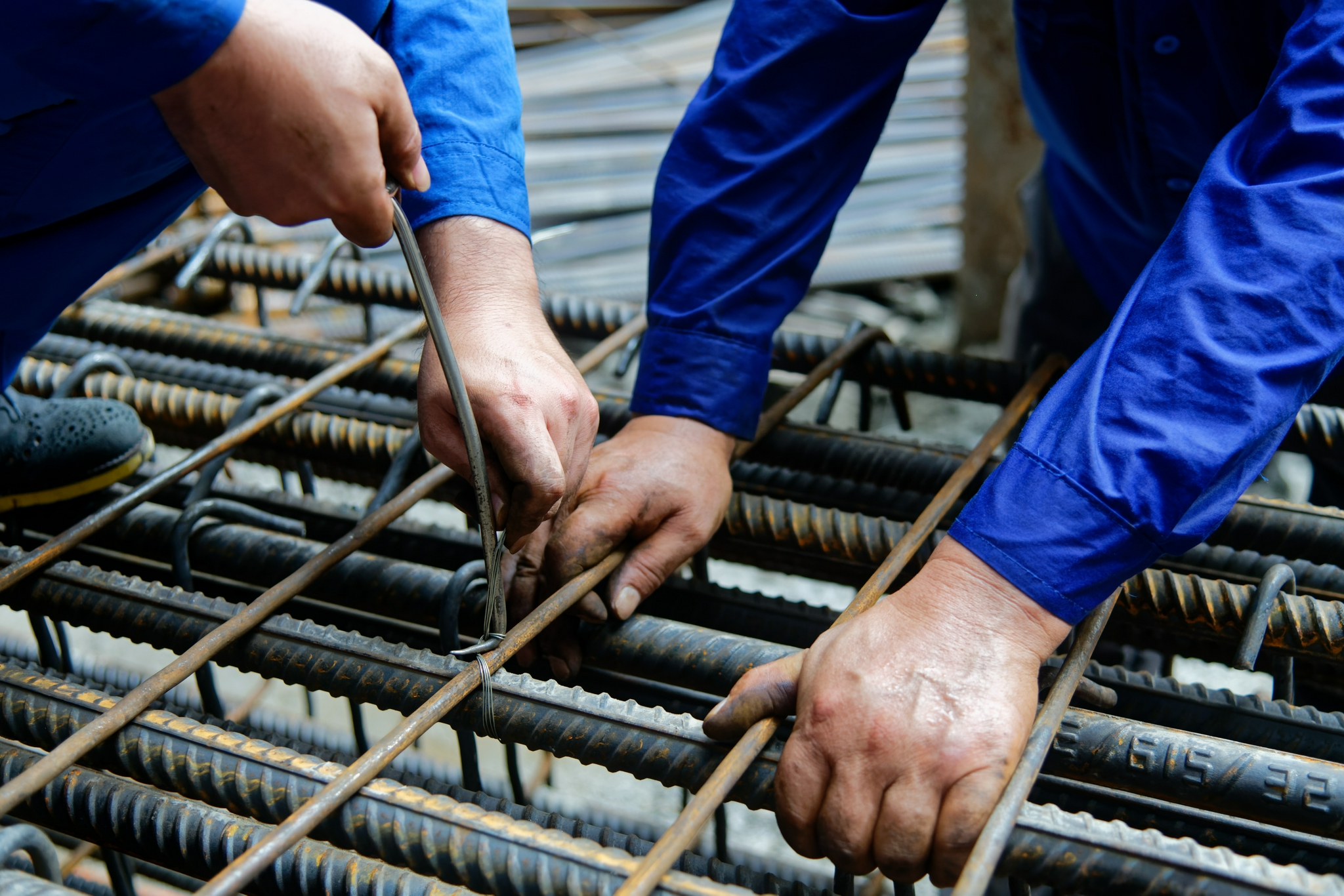 拜个工人当师傅地下30米作业日绑300公斤钢筋钢筋工是一种怎样的体验