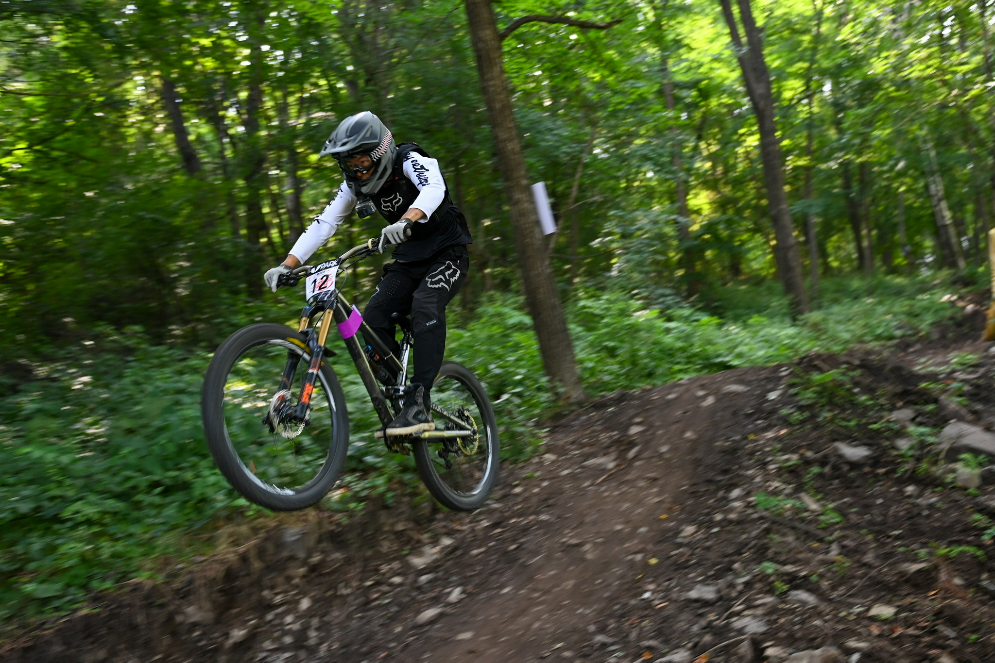 8月8日,一名自行车爱好者在骑行.新华社记者 颜麟蕴 摄