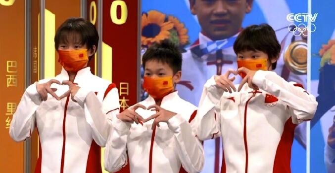 萌翻！张家齐全红婵陈芋汐发射“妹宝”比心 ​​​网友：可爱到爆炸休闲区蓝鸢梦想 - Www.slyday.coM