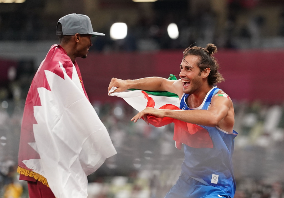 8月1日，意大利选手坦贝里（右）和卡塔尔选手巴希姆在男子跳高决赛后庆祝。新华社记者 鞠焕宗 摄