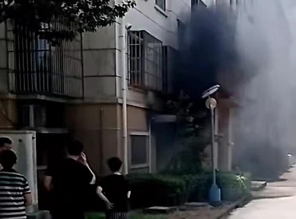 奉贤区海韵馨苑小区发生火灾 疑与电瓶车室内充电有关休闲区蓝鸢梦想 - Www.slyday.coM