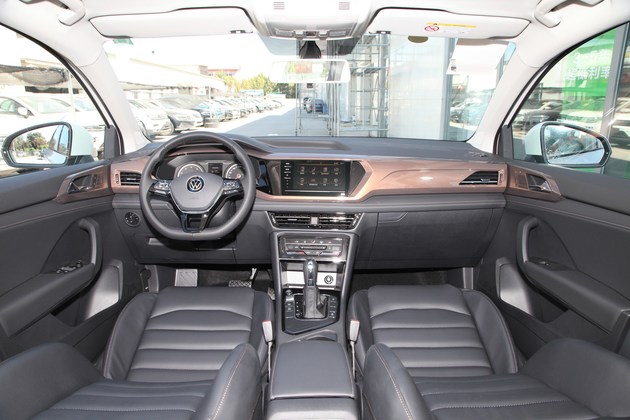 大众途岳内饰途岳仪表盘采用传统双圆 液晶屏组合形式,造型也是大众