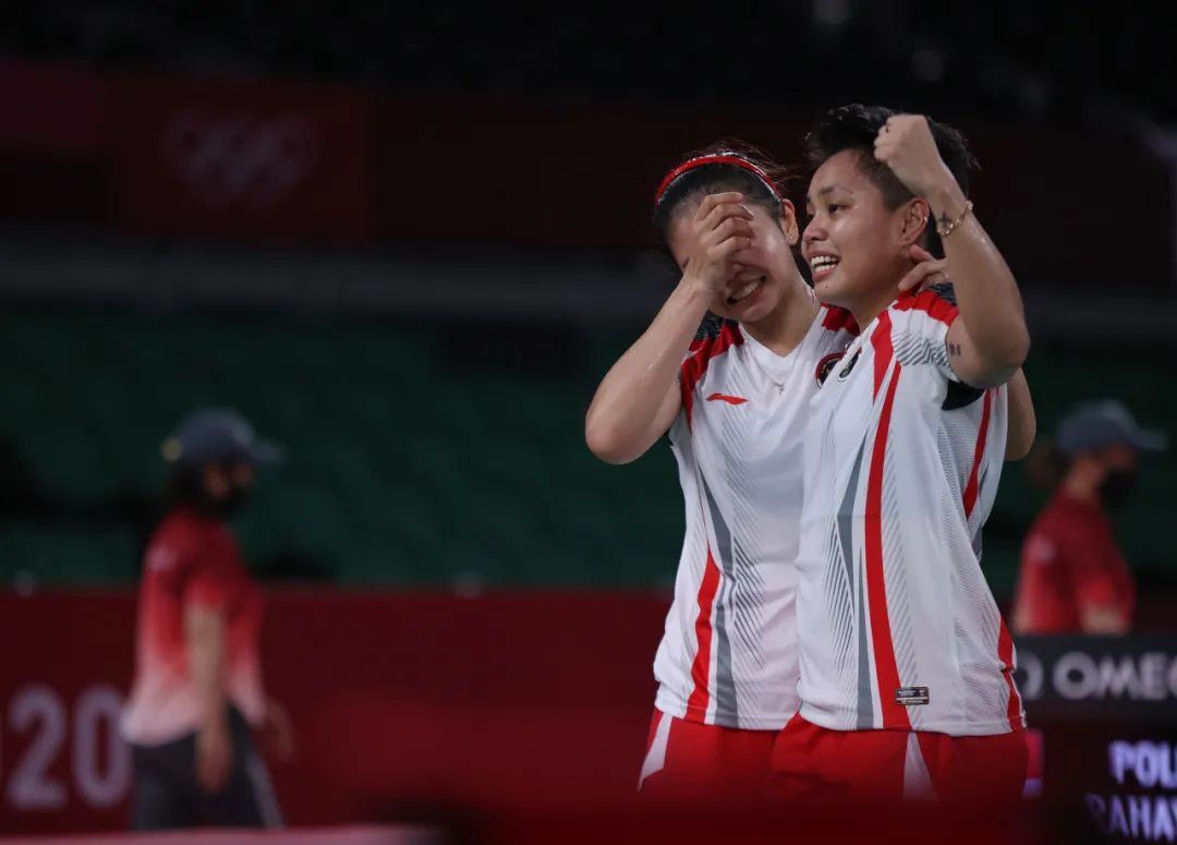 8月2日，波莉、拉哈尤在赛后庆祝胜利。新华社记者 欧东衢 摄