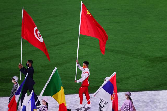 东京奥运会闭幕式,苏炳添举国旗出场