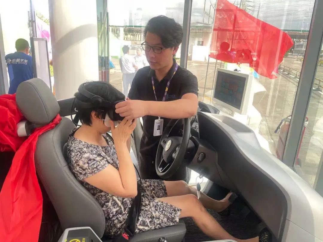 市民体验智能驾培VR教学机。上海市道路运输局 供图