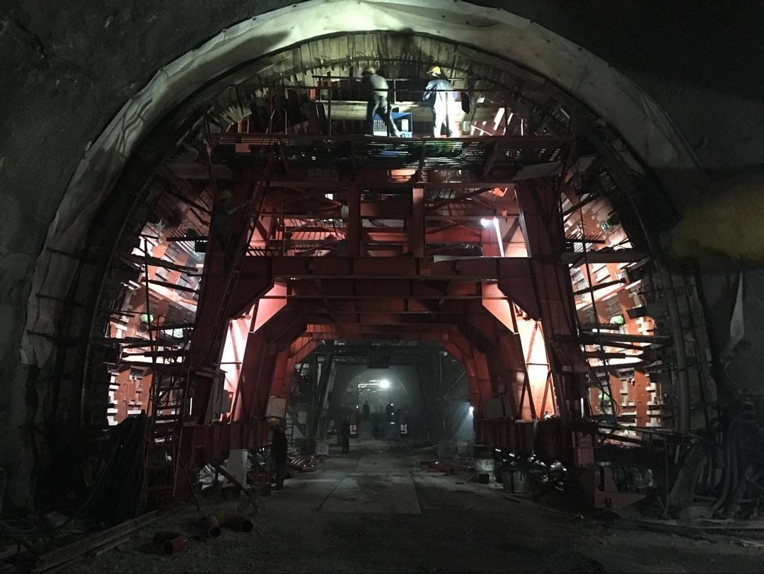 成昆铁路复线月直山隧道平导贯通