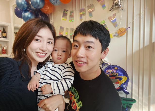 奥运冠军邹凯老婆怀二胎晒全家福显甜蜜一家三口笑容灿烂