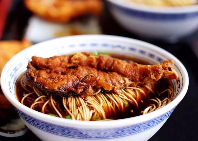 无锡人美好一天的开始,来自早上的一碗头汤面,鲜美可口的红汤,筋道的