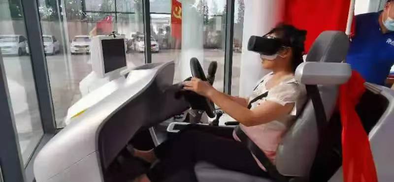 市民体验智能驾培VR教学机。市道路运输局供图