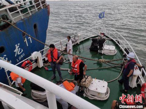 莆田一船舶受台风影响货舱进水倾斜，海事局救助10名船员