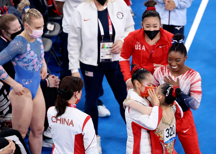 8月3日，中国选手管晨辰（下右）与队友唐茜靖在比赛后相拥庆祝。新华社记者 郑焕松 摄