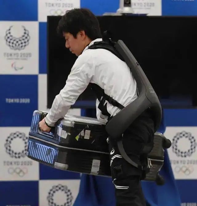 东京奥运会工作人员身着动力外骨骼机器人搬运重物 图源：网络