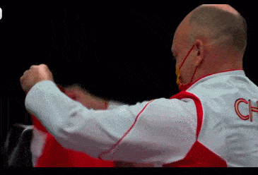 孙一文夺得女子个人重剑金牌后，法国教练雨歌-欧伯利扛起她狂跑，并与她一同展示五星红旗庆祝。 图源：twitter