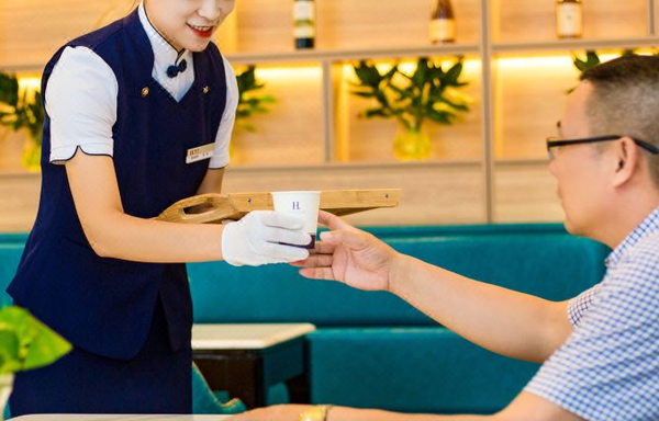 许多酒店都有免费洗衣的服务,但住客体验却参差不齐,有些酒店全程自助