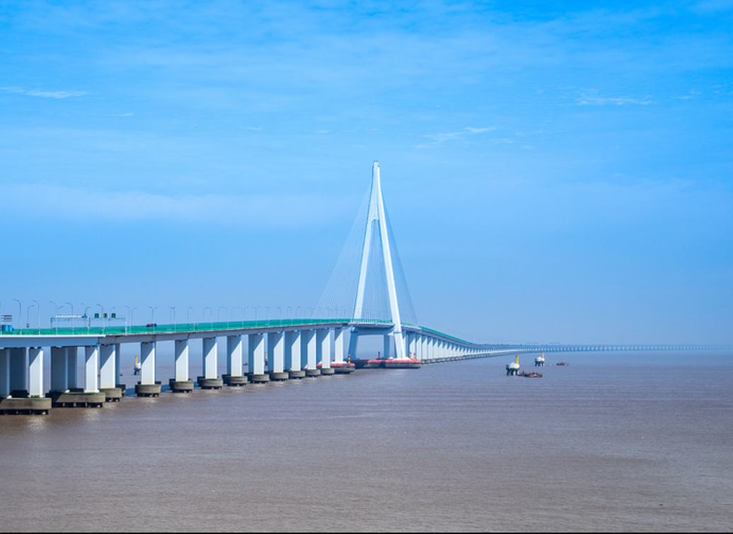 图为杭州湾跨海大桥此外,这座大桥南岸10公里滩涂低下蕴藏着大量的浅
