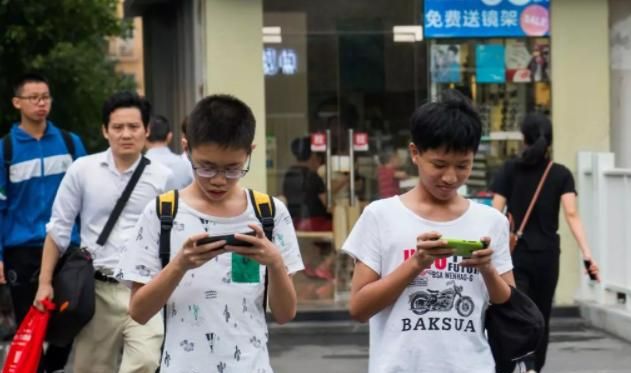 小学生聊天方式走红,好似“特务接头”,家长查手机干着急看不懂休闲区蓝鸢梦想 - Www.slyday.coM