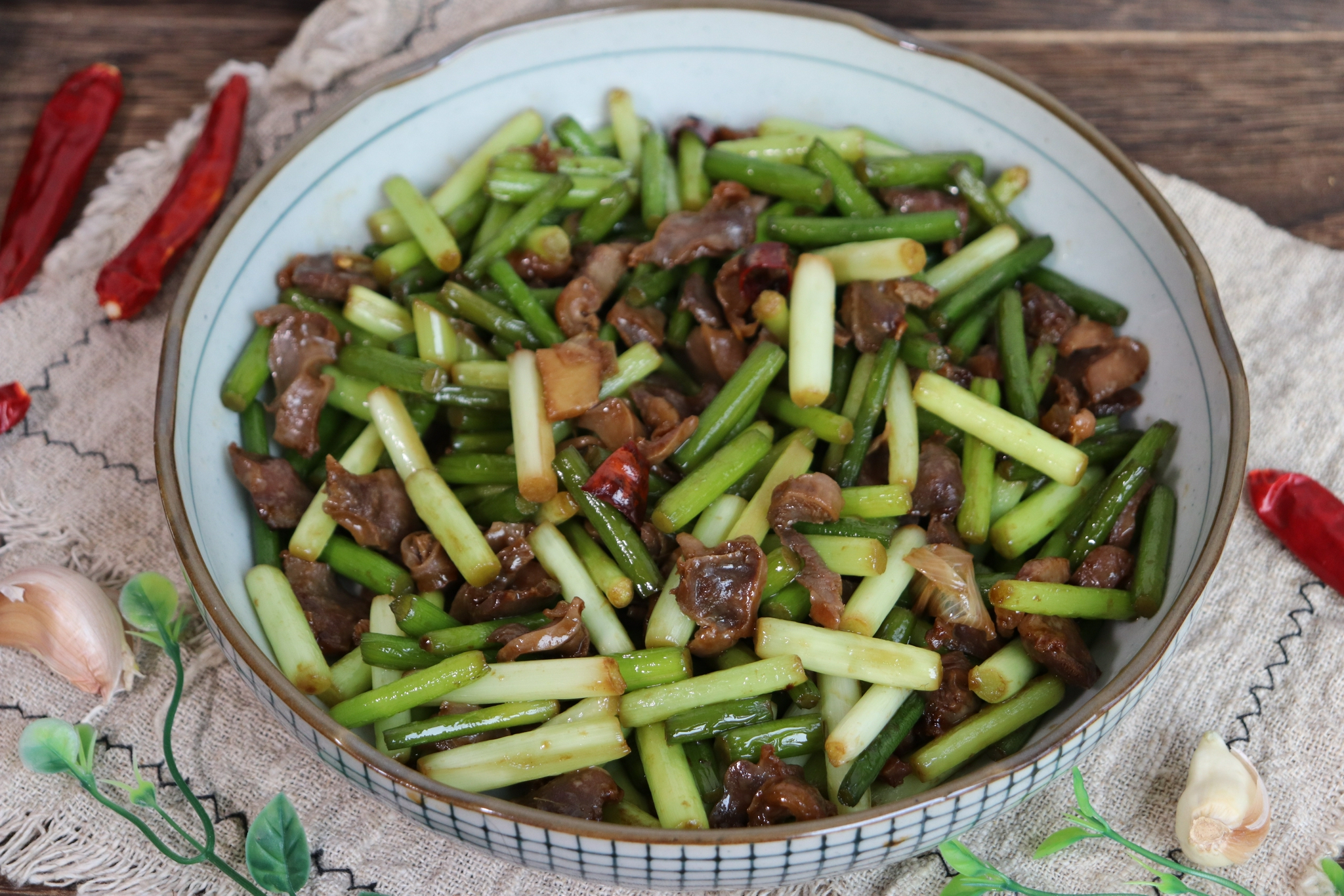 蒜苔炒鸡胗下饭美味的快手家常菜脆爽鲜嫩炒一炒就出锅