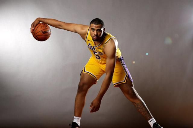 大合同 总冠军 立足湖人,目前球迷最关心的还是塔克的身高问题,如果