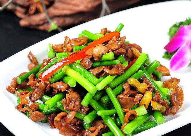 蒜苔炒鸡胗下饭美味的快手家常菜脆爽鲜嫩炒一炒就出锅