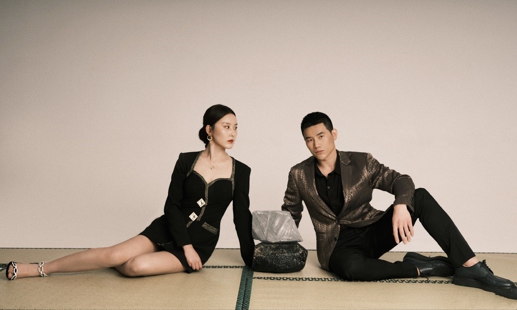 嘎子哥娶了个好媳妇夫妻俩拍时尚大片嘎子嫂一袭黑裙真美