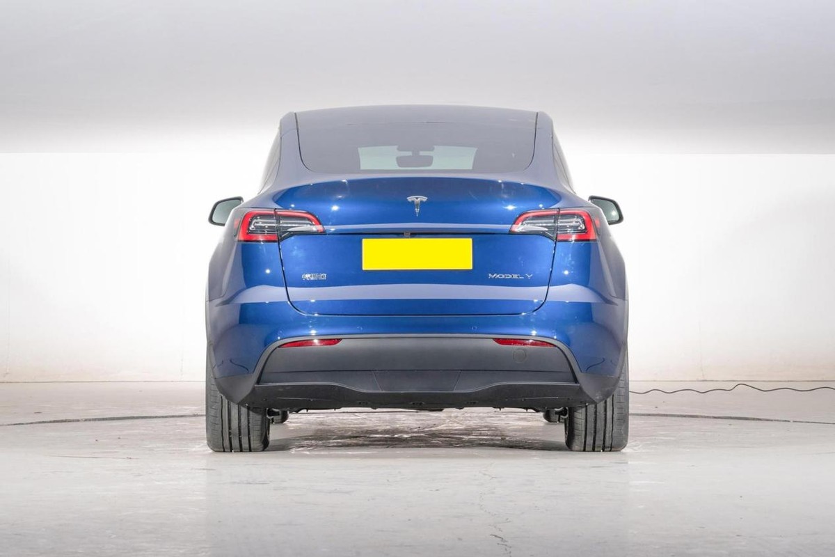 轴距2890mm,入门纯电续航525km,5.6秒破百,实拍特斯拉model y