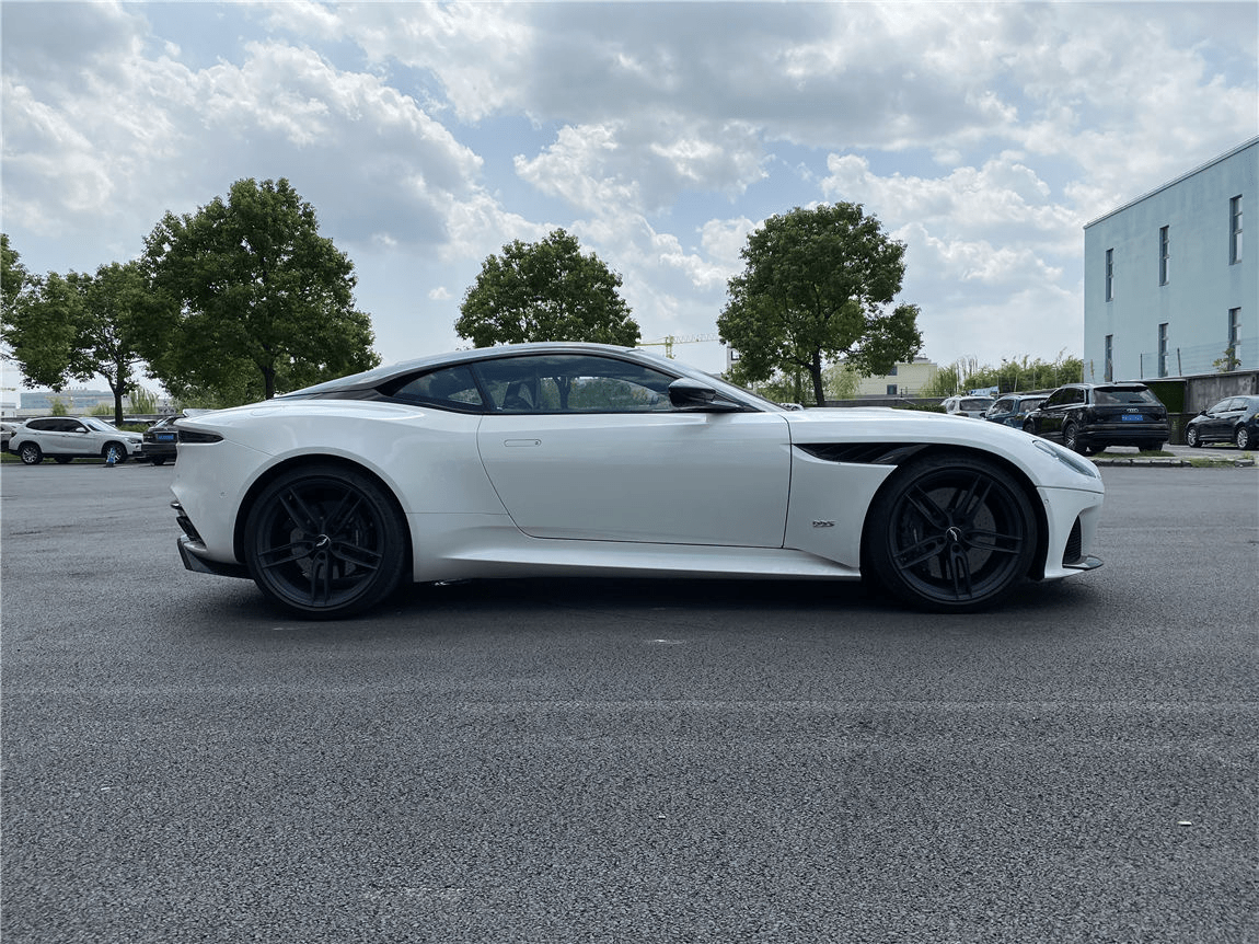 隐藏暴躁的v12引擎,偏执的绅士阿斯顿马丁dbs