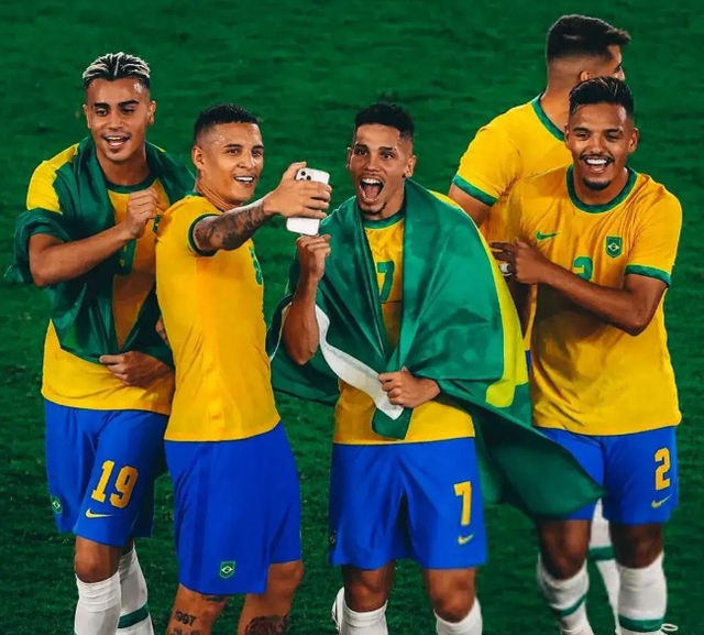 在昨日结束的奥运会男足比赛中,由阿尔维斯领衔的巴西国奥2比1击败了