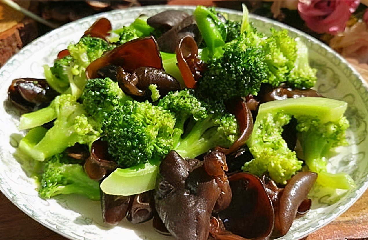 西兰花炒木耳的做法