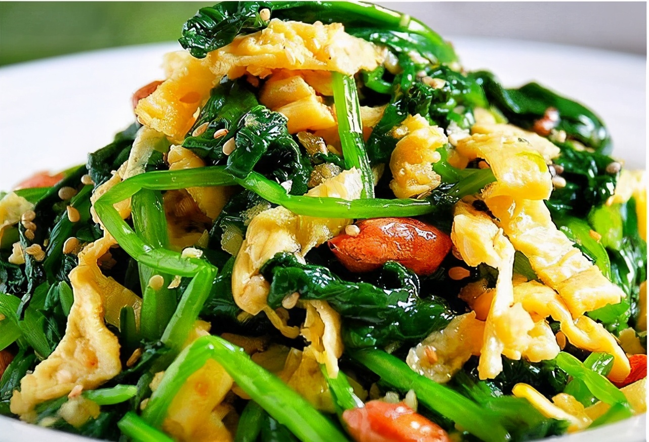 【所需材料】菠菜一把,鸡蛋三个,40克花生,香油15克,适量盐,大蒜三瓣