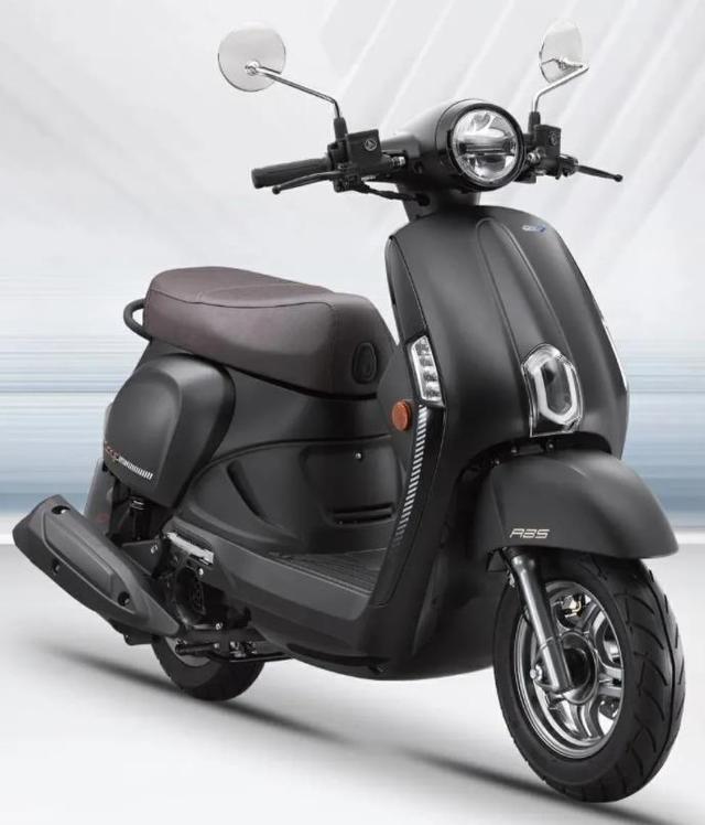 光阳新款精品踏板车,前后碟刹,大容积座桶可放头盔,售16800元