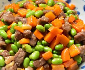 今天介绍的这道菜是胡萝卜豌豆牛肉粒,补钙比比喝牛奶吃鸡蛋强,孩子常