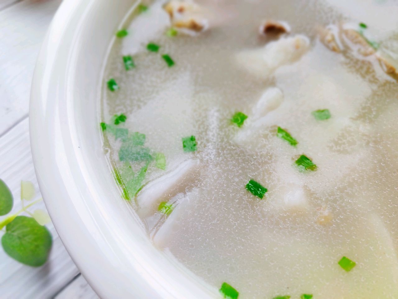 想不想喝软糯鲜香芋头排骨汤,想的话,就快来和我学上几招吧