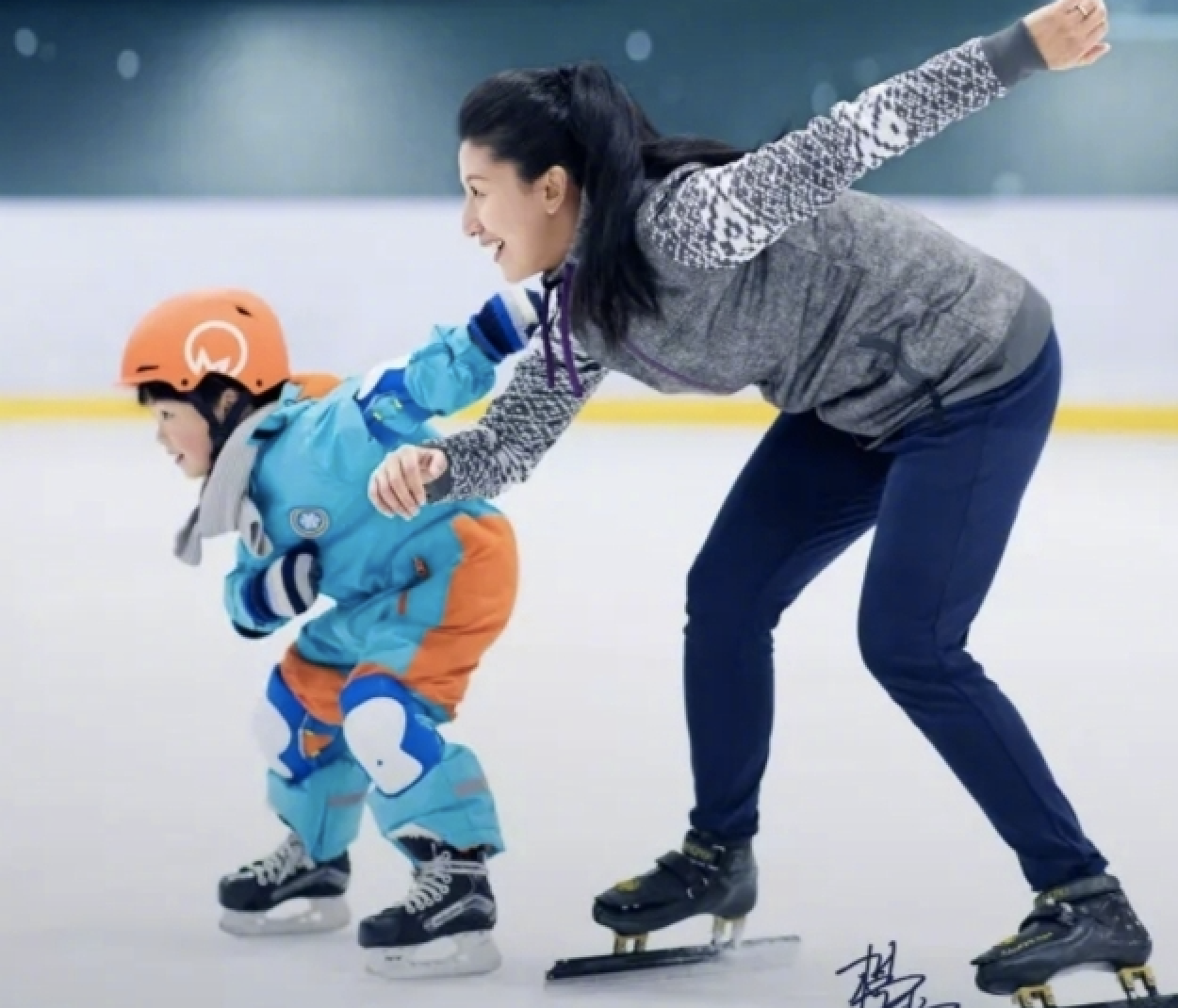 杨扬感慨发文,《党的女儿》6分钟回忆她辉煌经历__财经头条