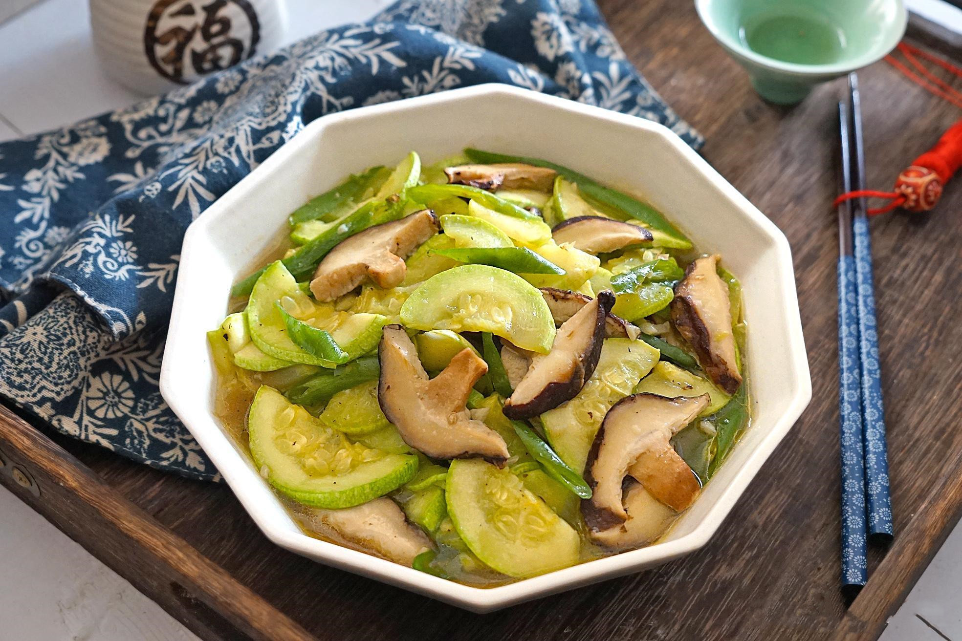 纯素菜西葫芦炒香菇清淡爽口鲜香味美做好之后比肉还好吃