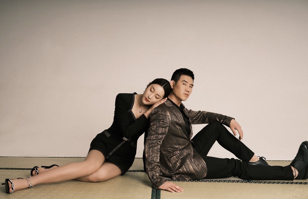 嘎子哥娶了个好媳妇,曾经,他和他老婆一起拍时尚大片,嘎子嫂就身穿一