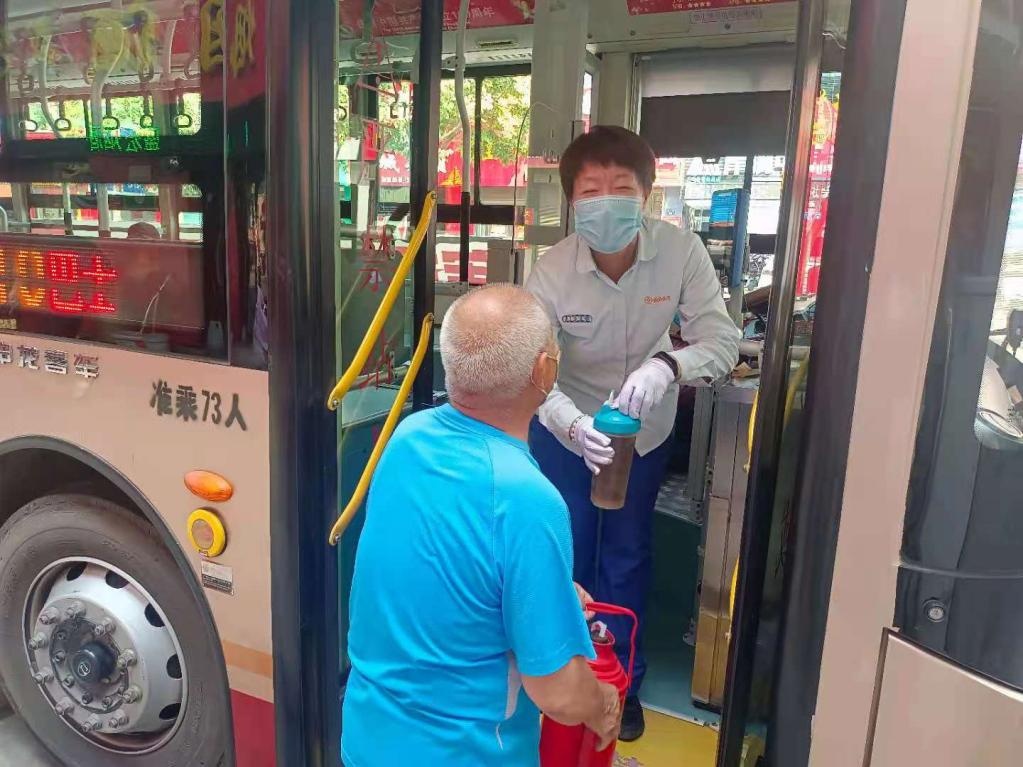 给公交司机送水的张爷爷,您的水超甜!