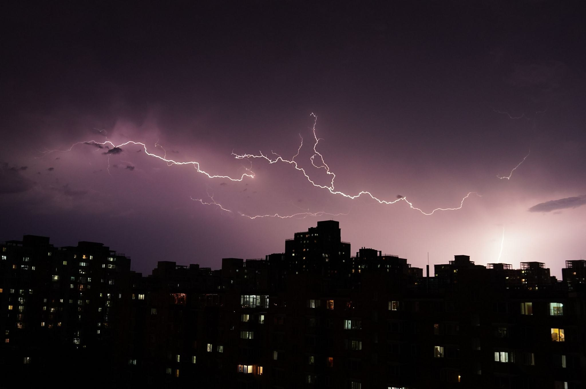 8月9日夜晚,伴随着突袭的大雨,京城上空雷电交加,记者的镜头抓拍到