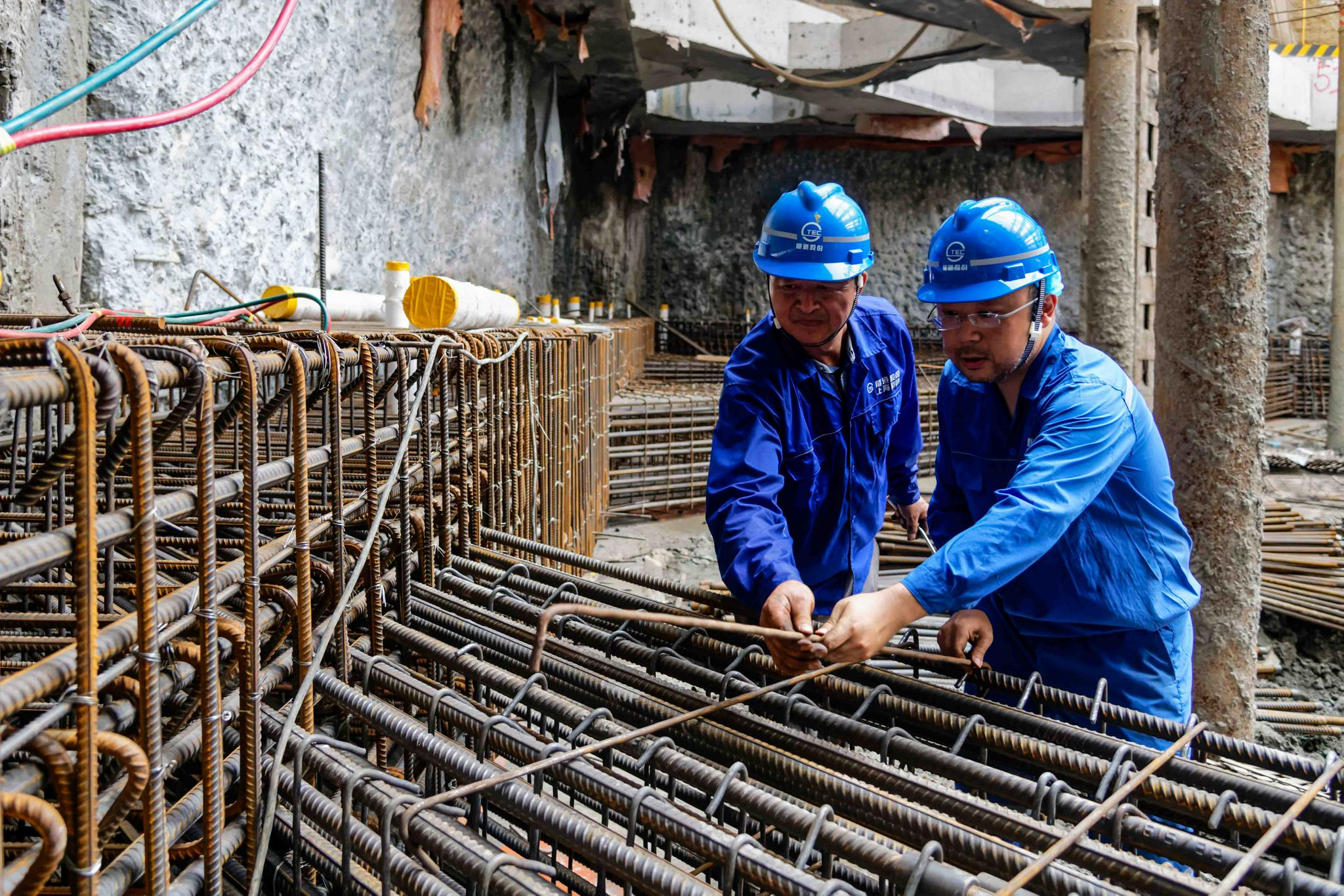 视频钢筋工地下30米作业日绑300公斤钢筋