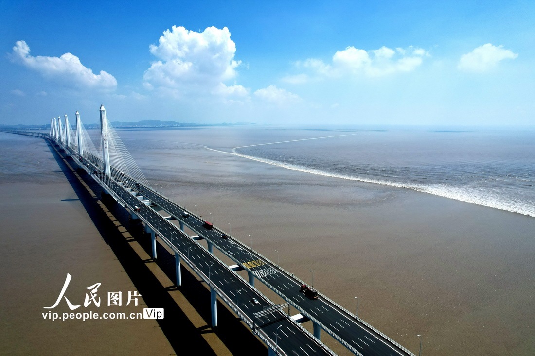 浙江嘉兴钱塘江迎来新秋第一个大潮汛