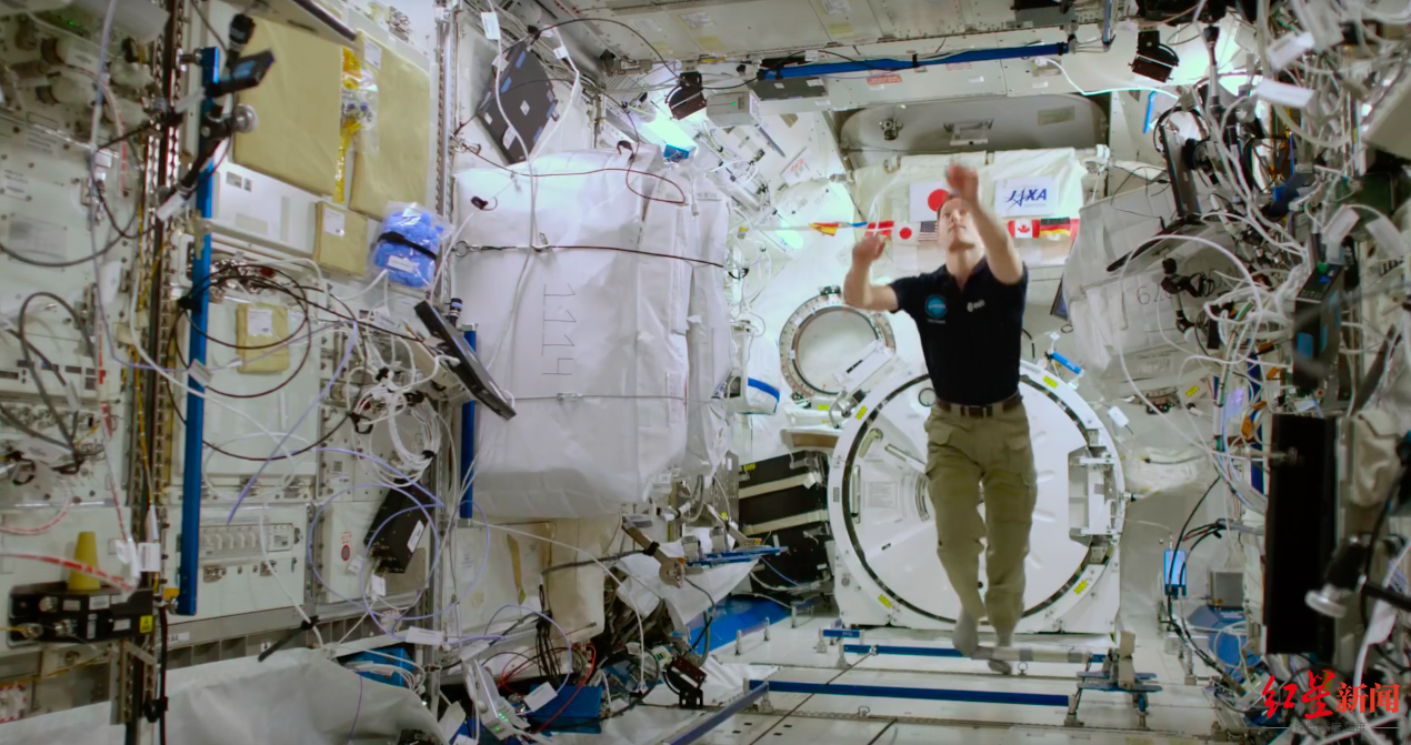 宇航员太空吹响马赛曲人类的浪漫随着乐声徜徉于时空之外