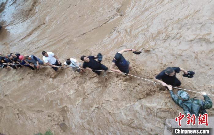 暴雨致車輛被淹市民被困 重慶消防員搭人牆營救